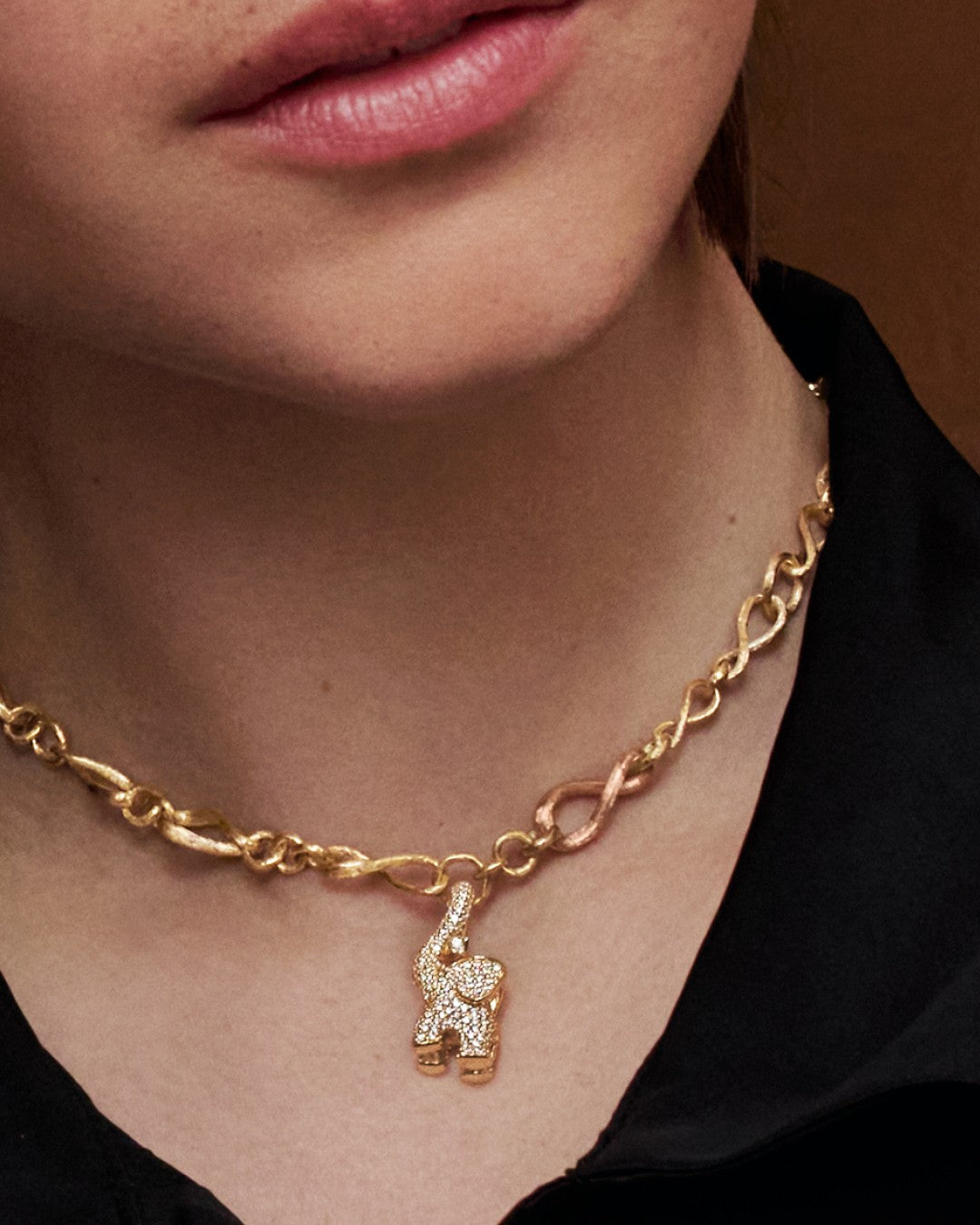 Elephant hanger half pave aan Love collier mini